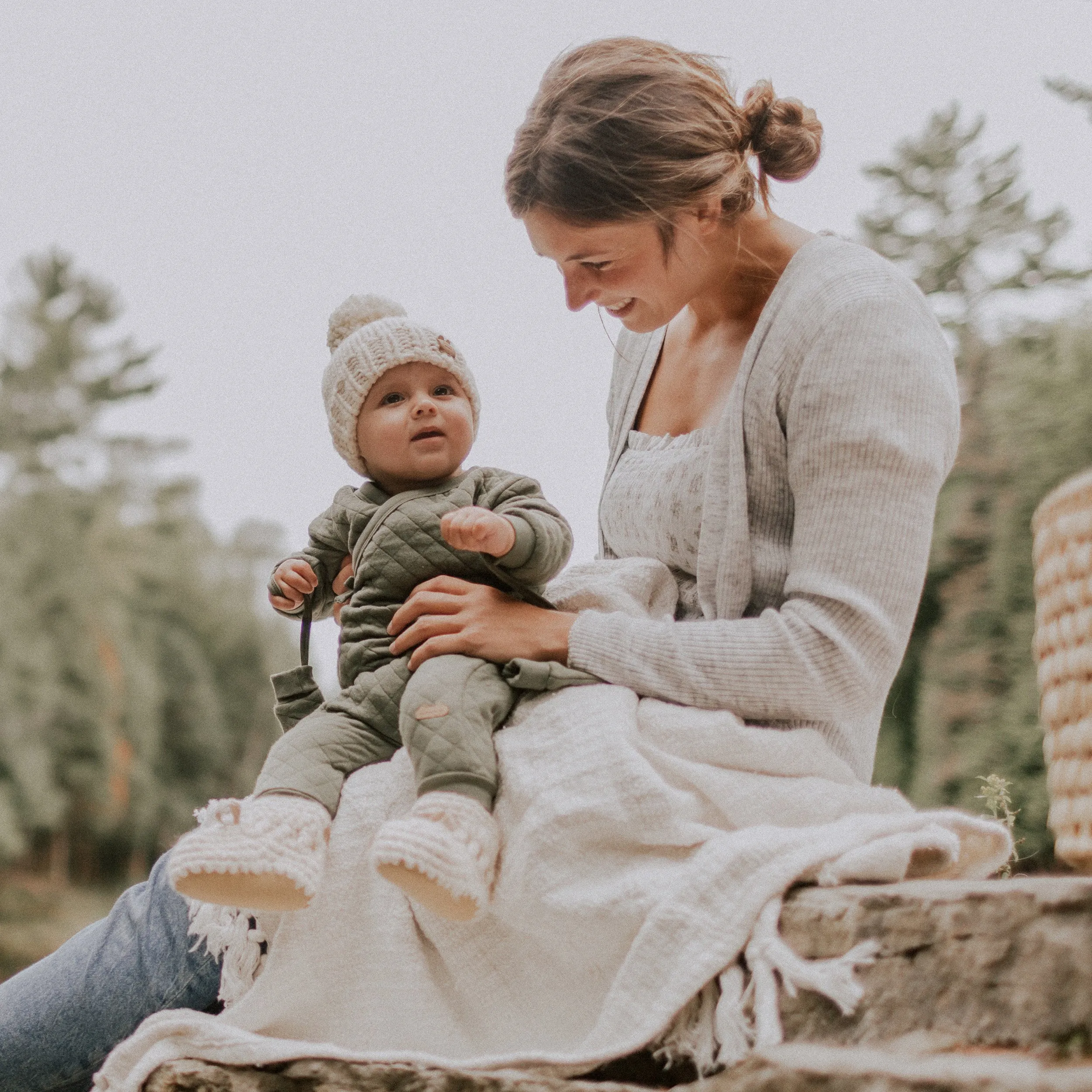 Chapeau de tricot crème avec pompon, naissance || Cream hat in soft and warm knit, with a pompom, newborn