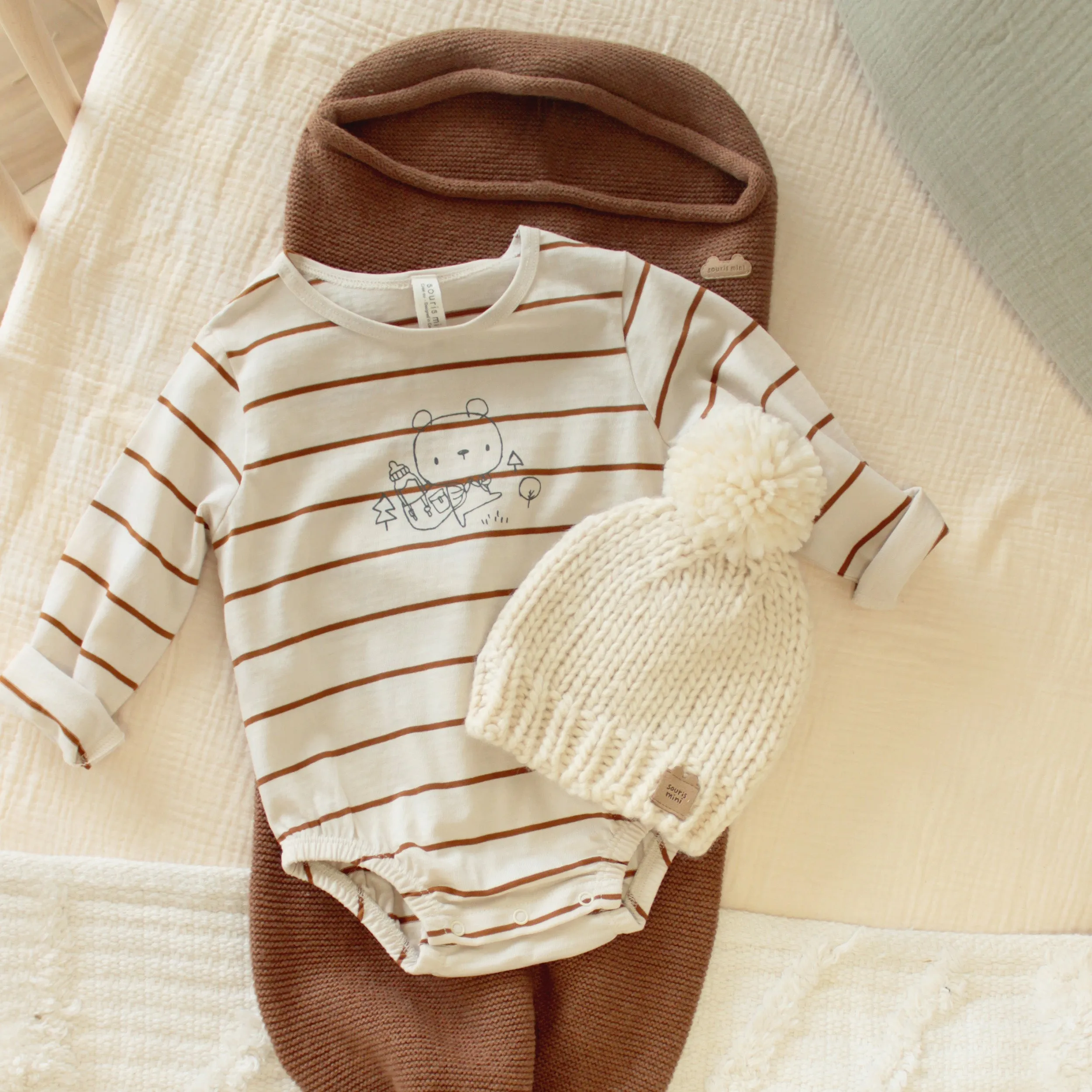 Chapeau de tricot crème avec pompon, naissance || Cream hat in soft and warm knit, with a pompom, newborn