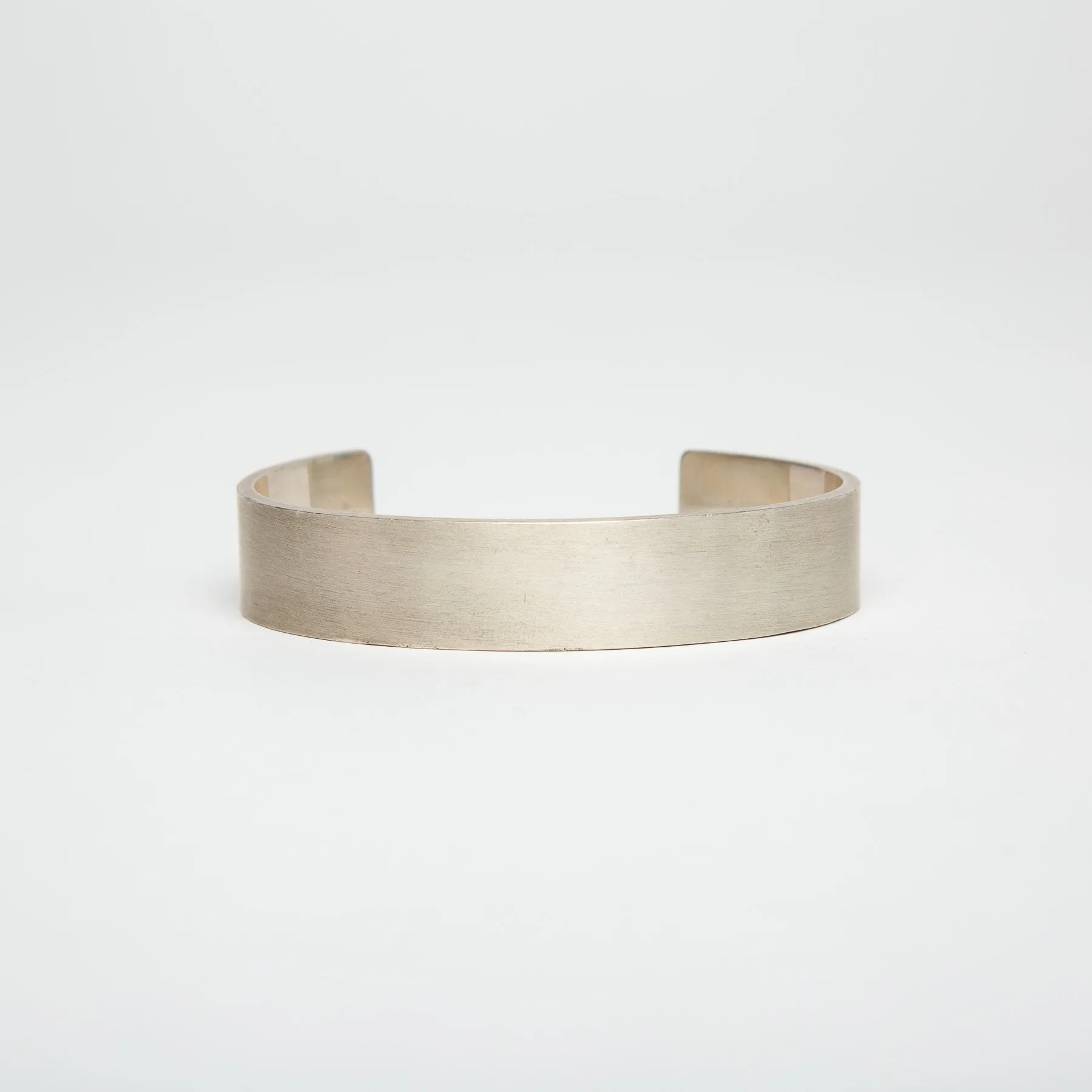 LE GRAMME | 41G BRUSHED SILVER RIBBON CUFF BRACELET