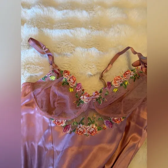 VICTORIA’S SECRET Elegant Pink Lace Trim Nightgown💕