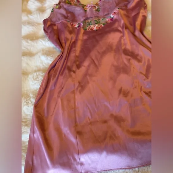 VICTORIA’S SECRET Elegant Pink Lace Trim Nightgown💕